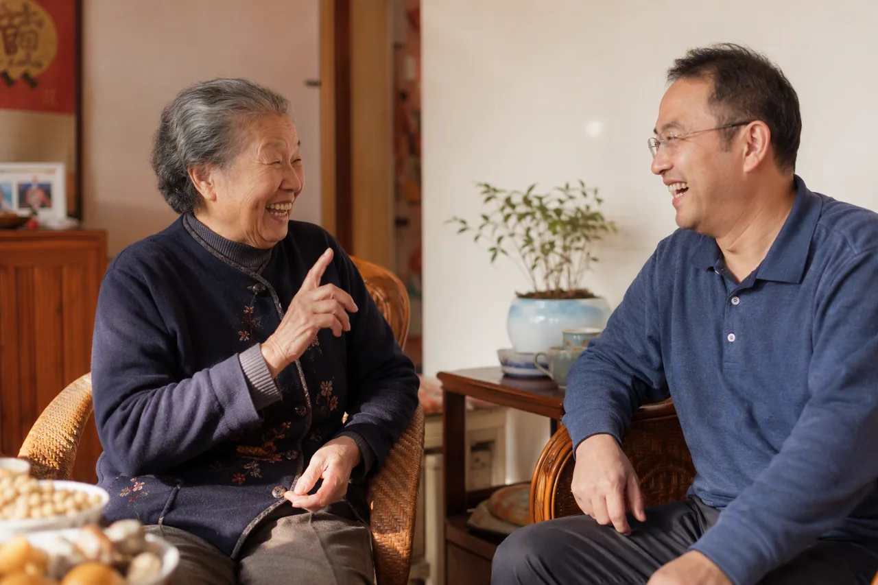 老人讲起趣事，子女在一旁被逗得会心而笑，气氛轻松
